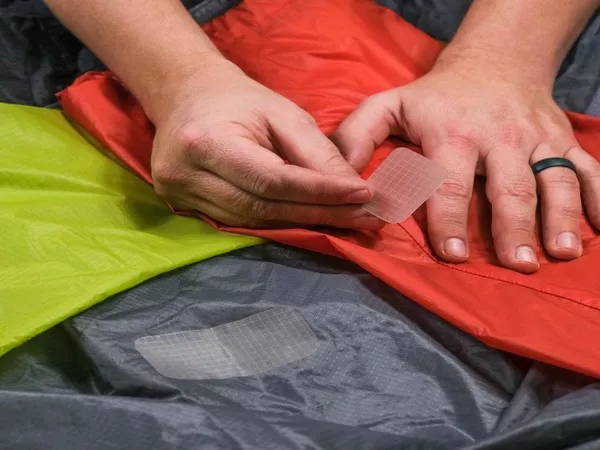 Zdjęcie 4 produktu Zestaw łatek naprawczych GearAid Tenacious Tape SilNylon Patches