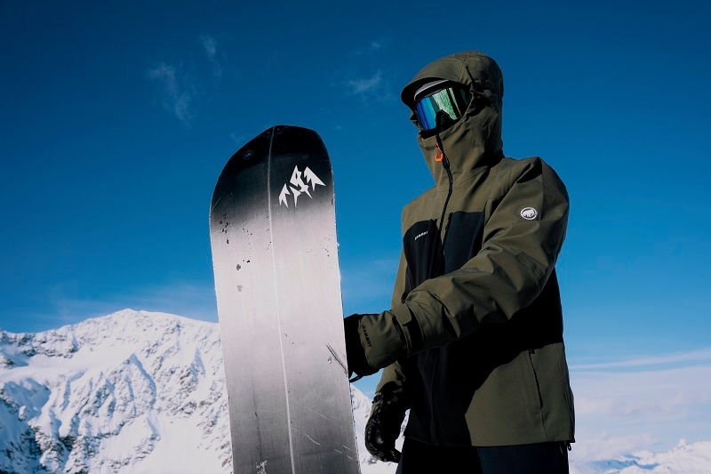 4 najlepsze kurtki narciarskie – ranking MMT. Okrycie na stok, freeride i zimę w górach